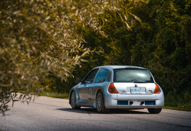 Illustration for article titled The Mid-Engine 2001 Renault Sport Clio V6 Is Just As Unreal As You Imagine